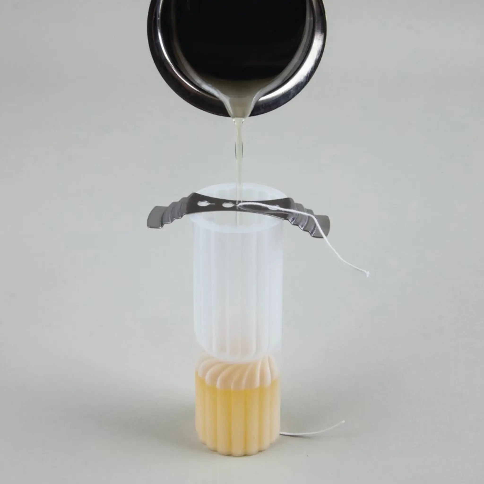 Kerzenwachs eingießen