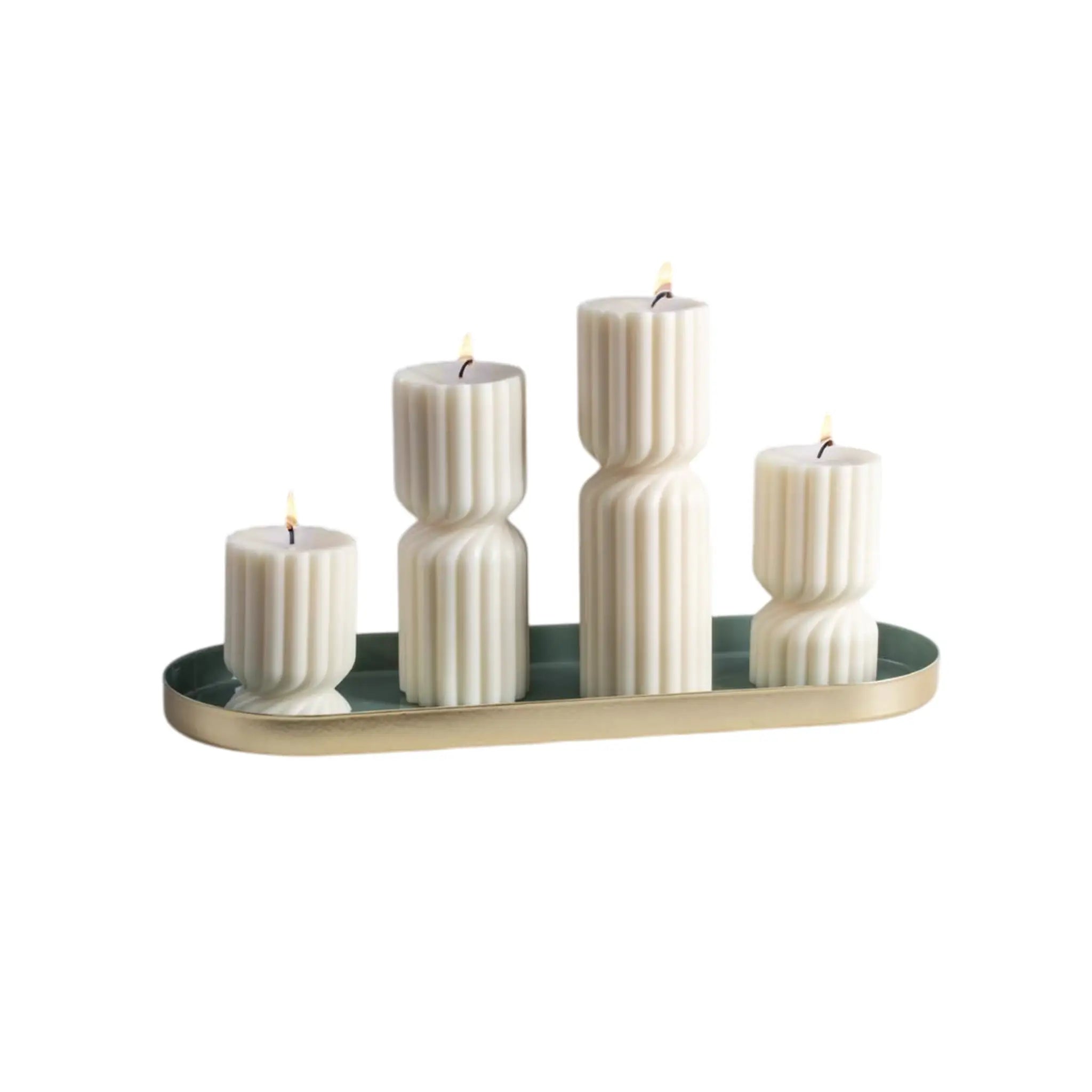 4 Rillenkerzen gedreht auf Tablett