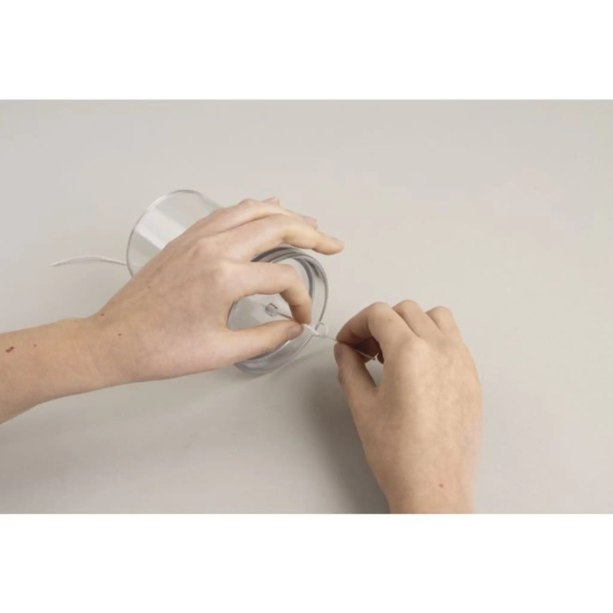 Docht durch Kerzen Gießform ziehen