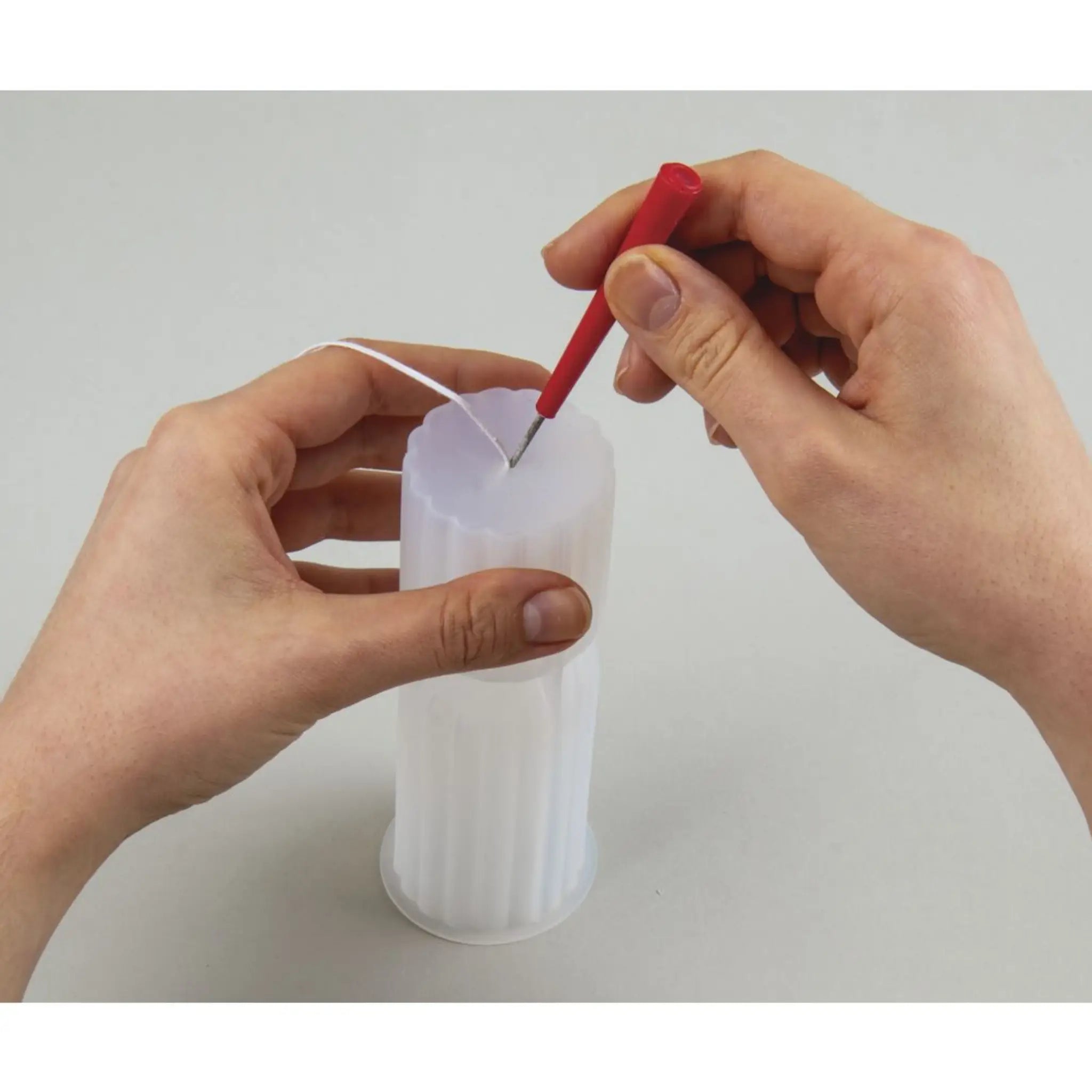 Einstechen eine Kerzen Silikon Gießform